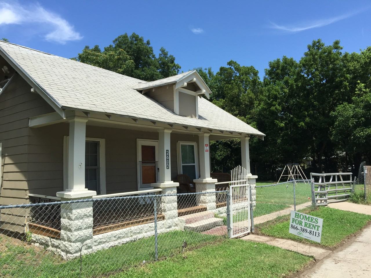 2602 N Park Pl - Photo 2 of 11