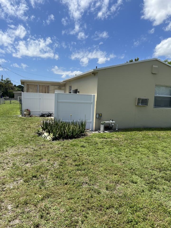 1001 S 22nd Ct #B - Photo 2 of 12