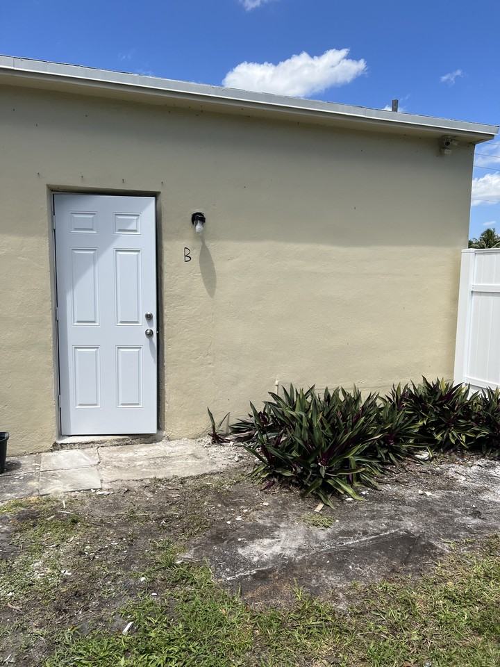 1001 S 22nd Ct #B - Photo 3 of 12