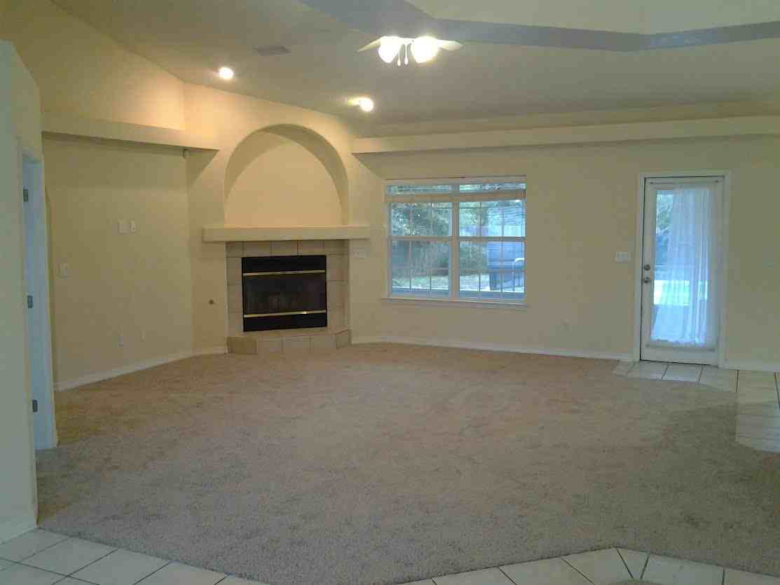1105 Naples Dr - Photo 3 of 7