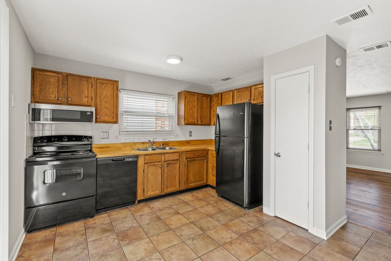 1576 Springfield Dr #1 - Photo 7 of 25