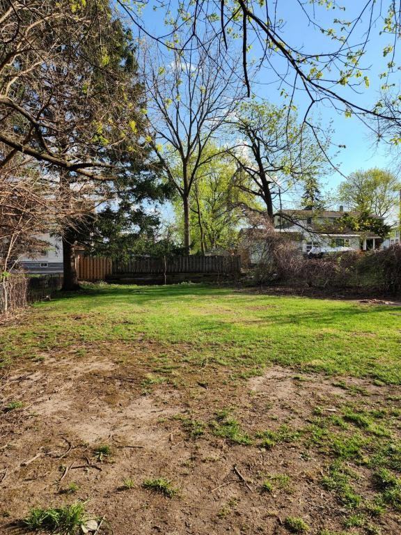 302 Frederick St E - Photo 2 of 27