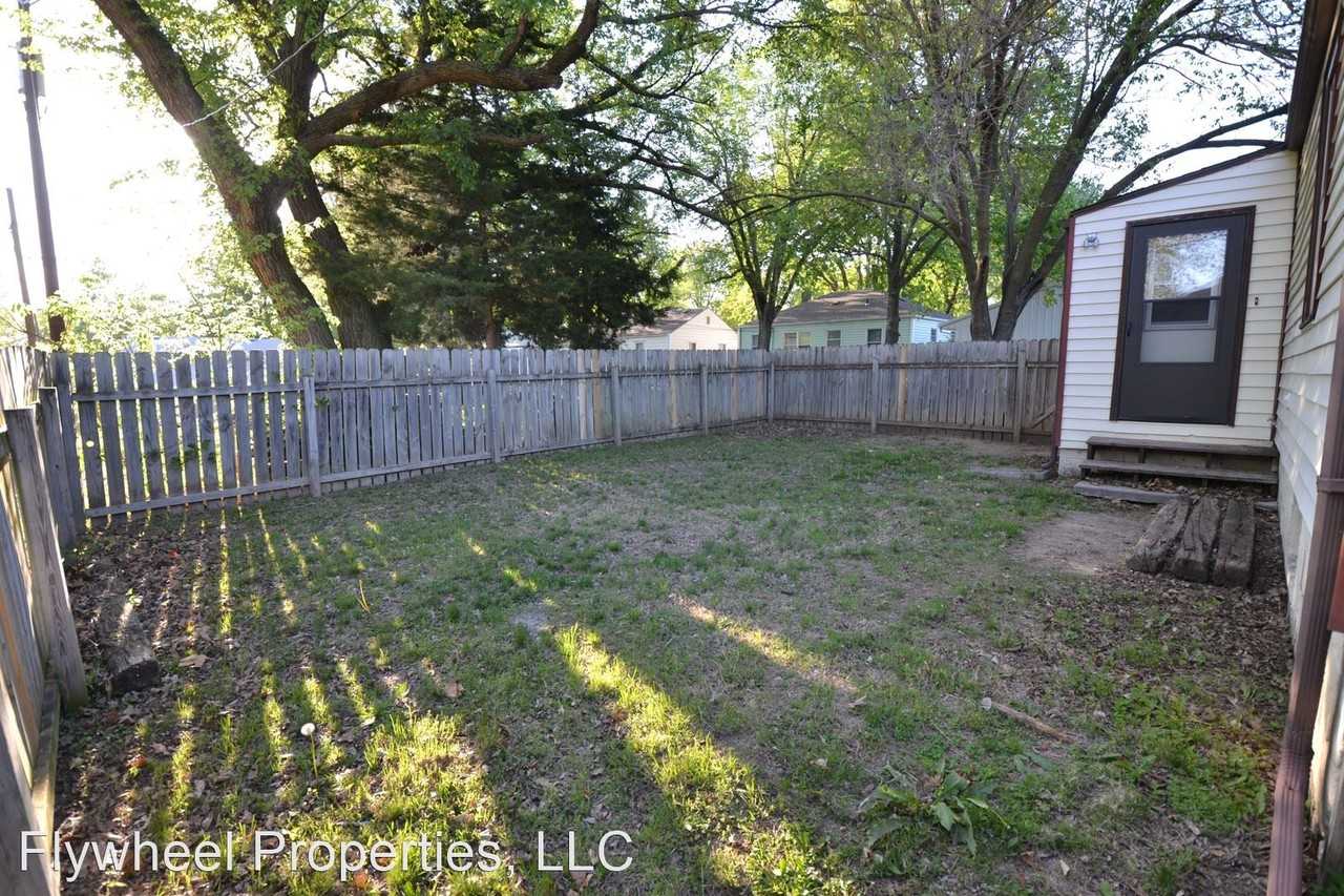 1815 6th St - Photo 3 of 39