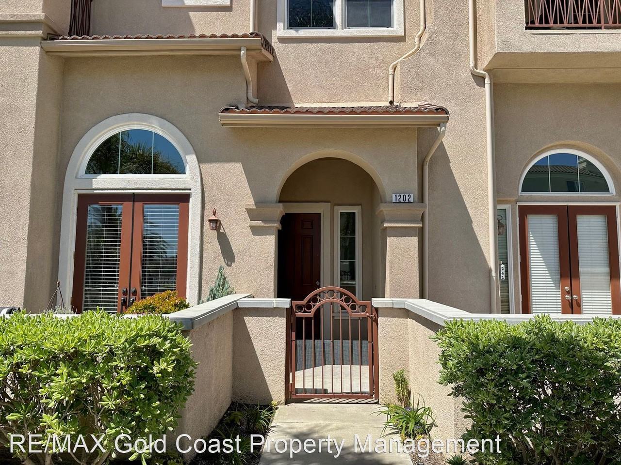 1202 Bayside Cir - Photo 3 of 48