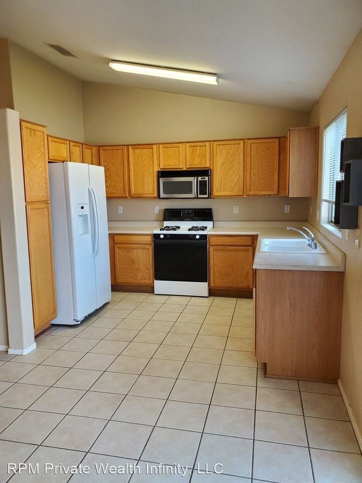 2514 S 110th Dr - Photo 3 of 22