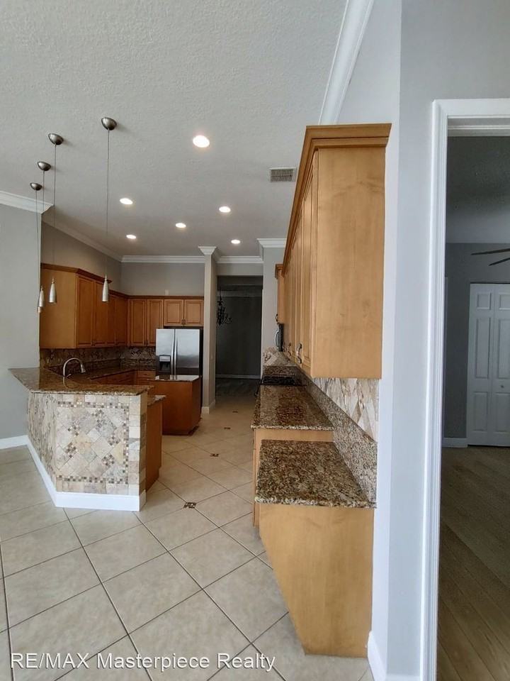 310 Nw Westover Ct - Photo 3 of 24