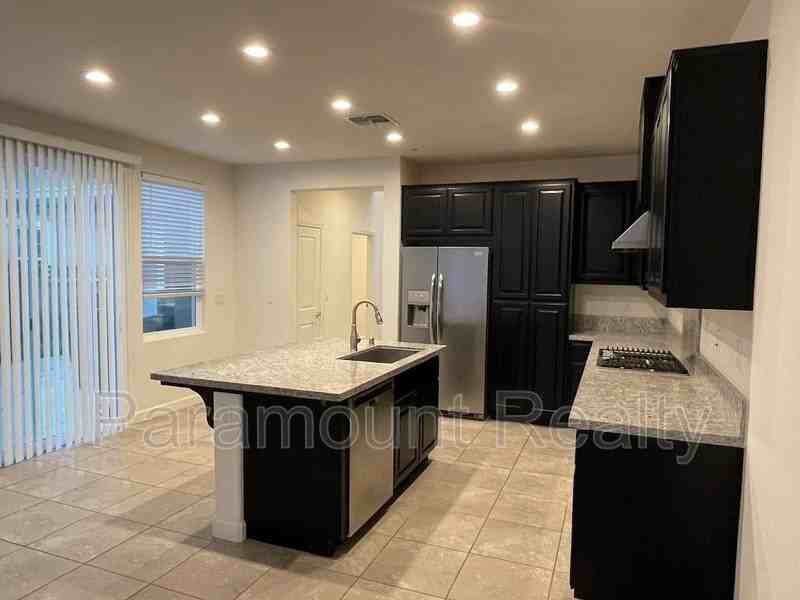 538 E Marcello Ave - Photo 6 of 26