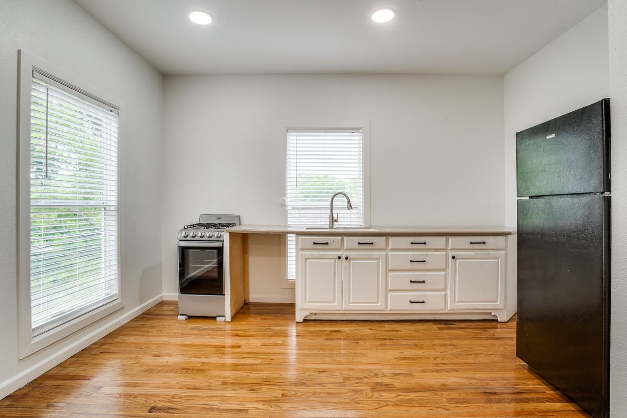 1135 Melbourne Ave - Photo 2 of 6