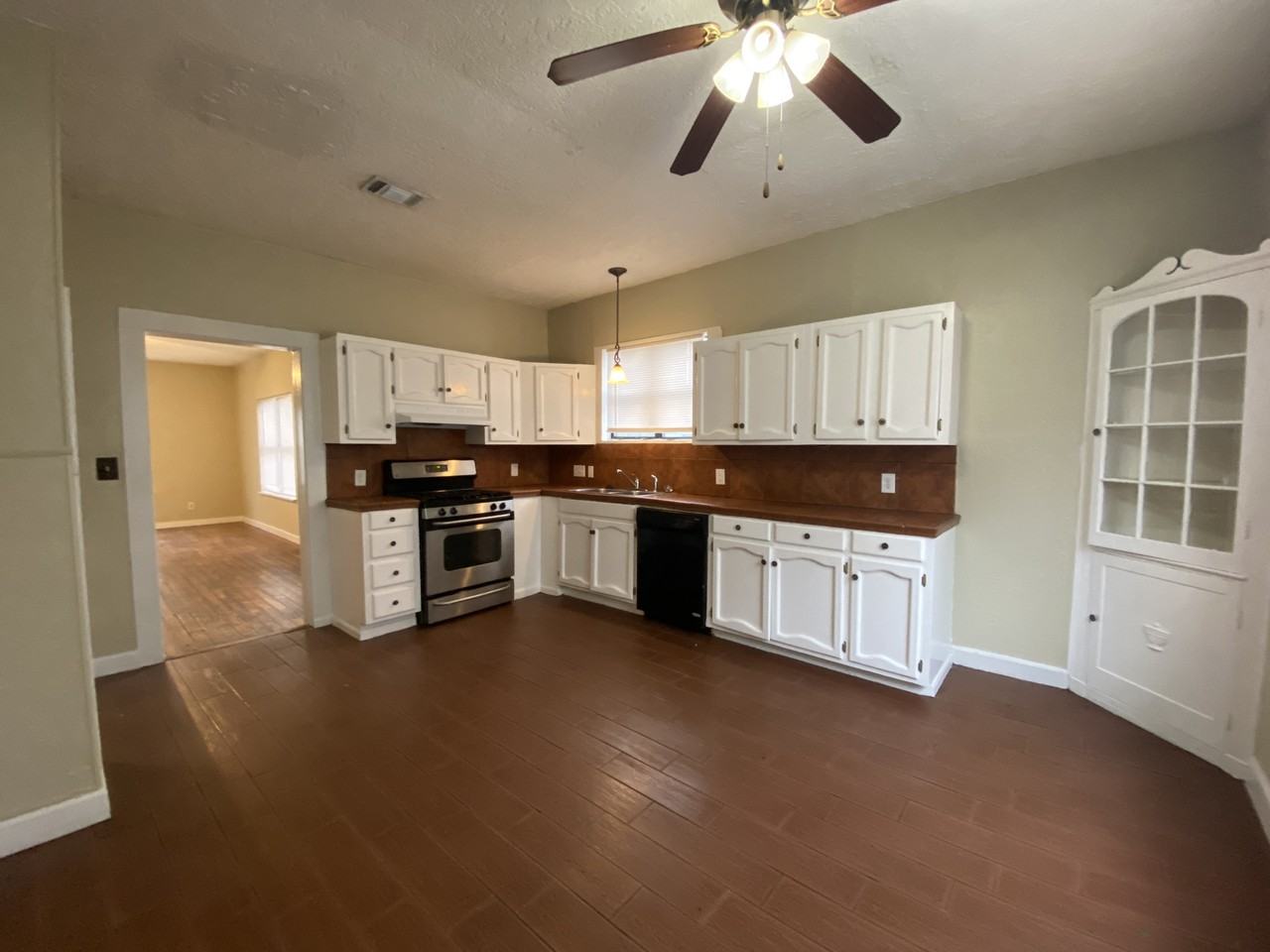 786 School Dr - Photo 4 of 13