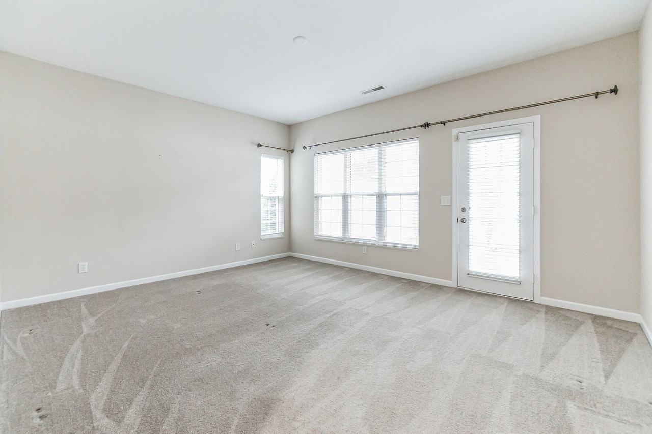 742 Leesburg Pl - Photo 2 of 21