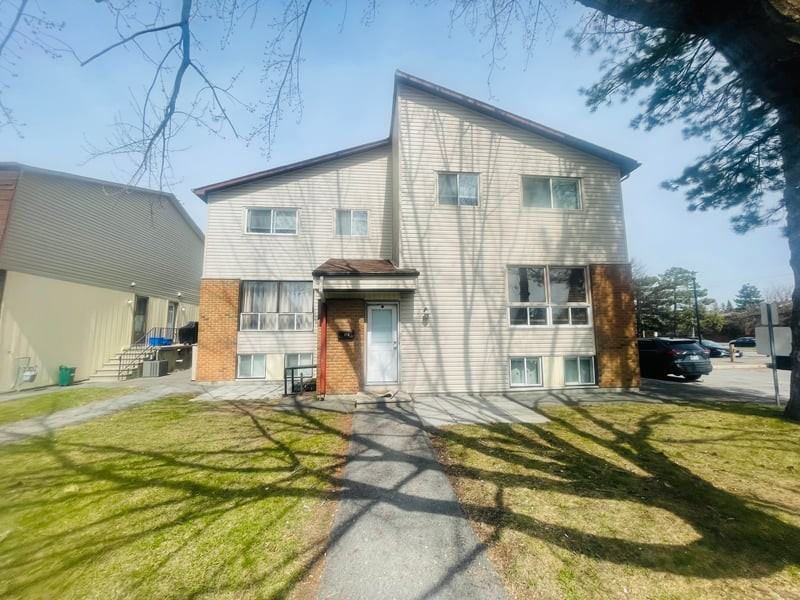 16 Cres A, Ottawa, ON K2H 8W7 3 Bedroom House for 1,950/month