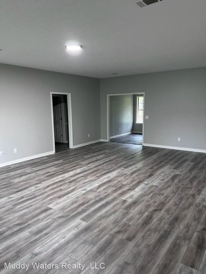 2042 Crabapple Dr - Photo 2 of 9