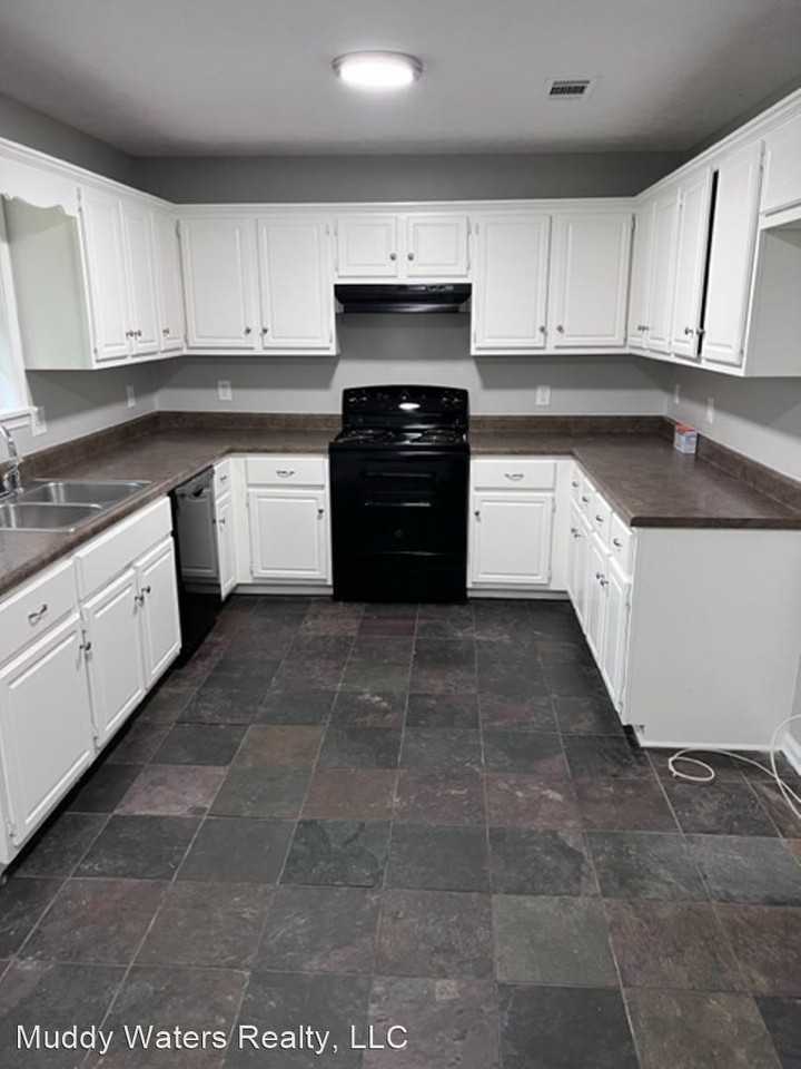 2042 Crabapple Dr - Photo 3 of 9