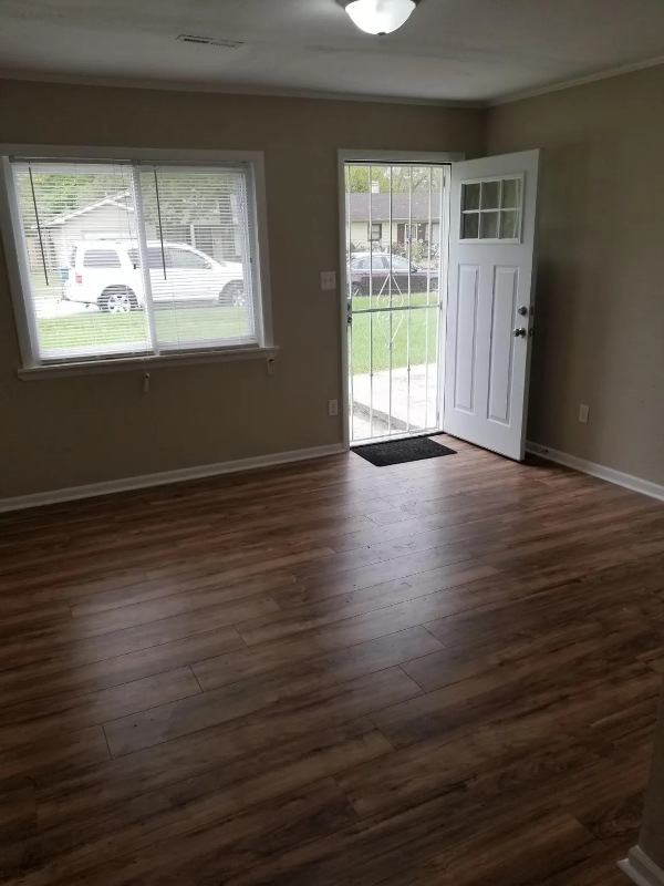 2256 Central Dr - Photo 2 of 9