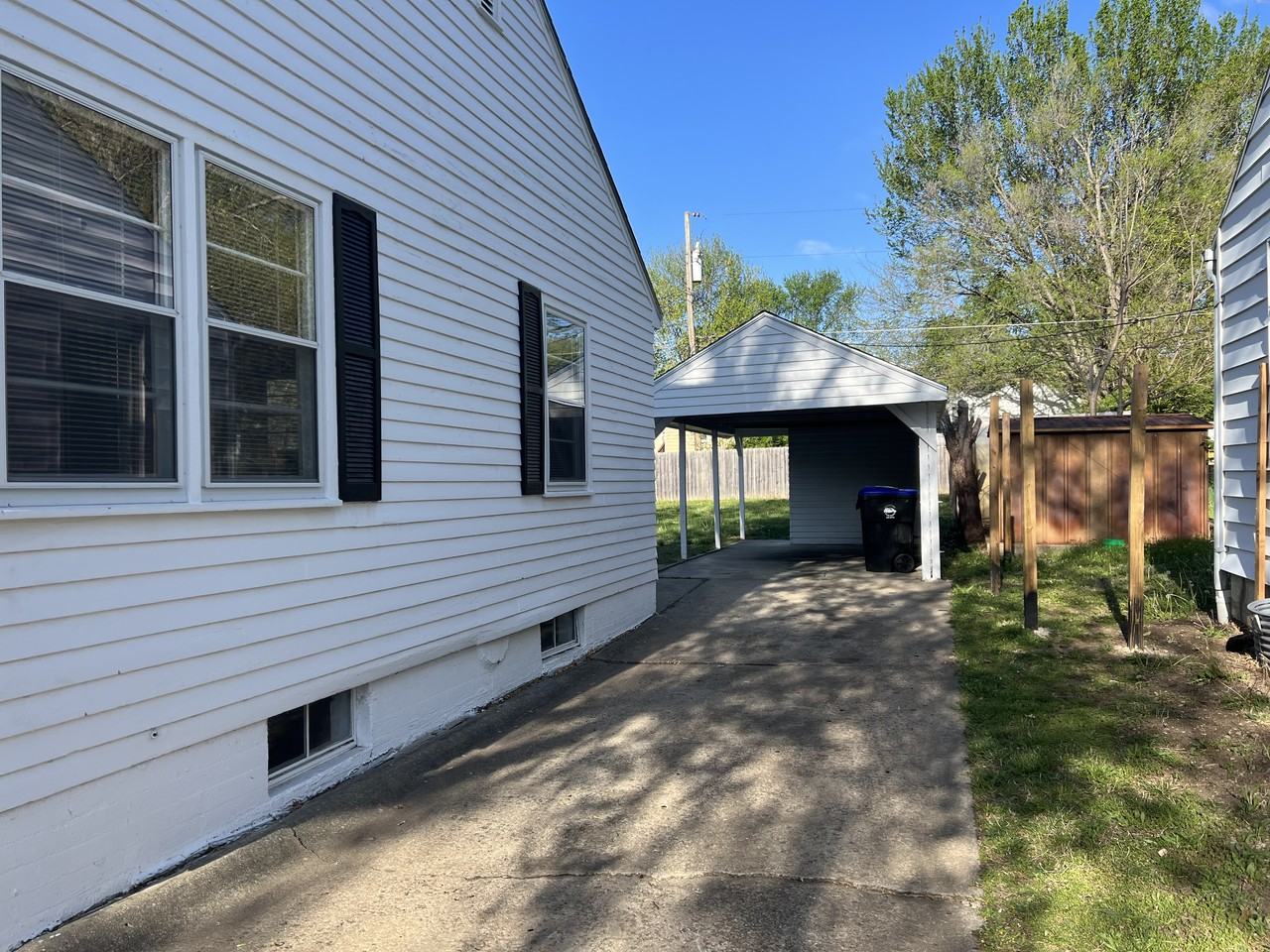 1137 Sw Cambridge Ave - Photo 2 of 13