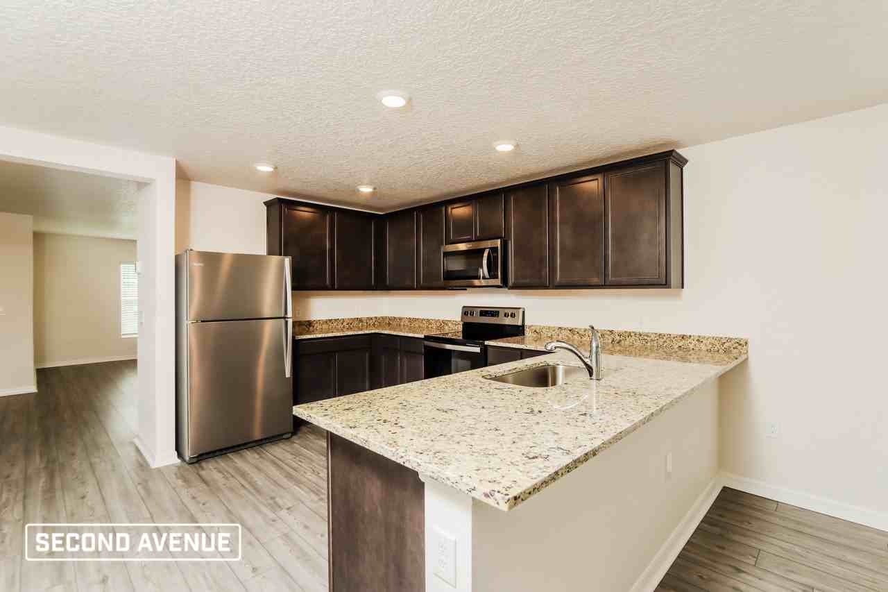 211 Anthony Ave Se - Photo 4 of 18