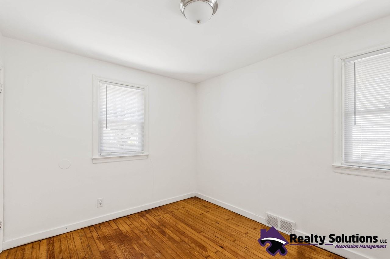 503 4th St #1 - Photo 3 of 19
