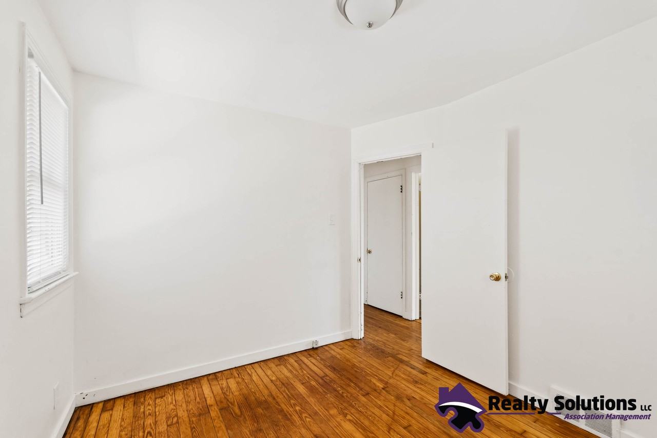 503 4th St #1 - Photo 4 of 19