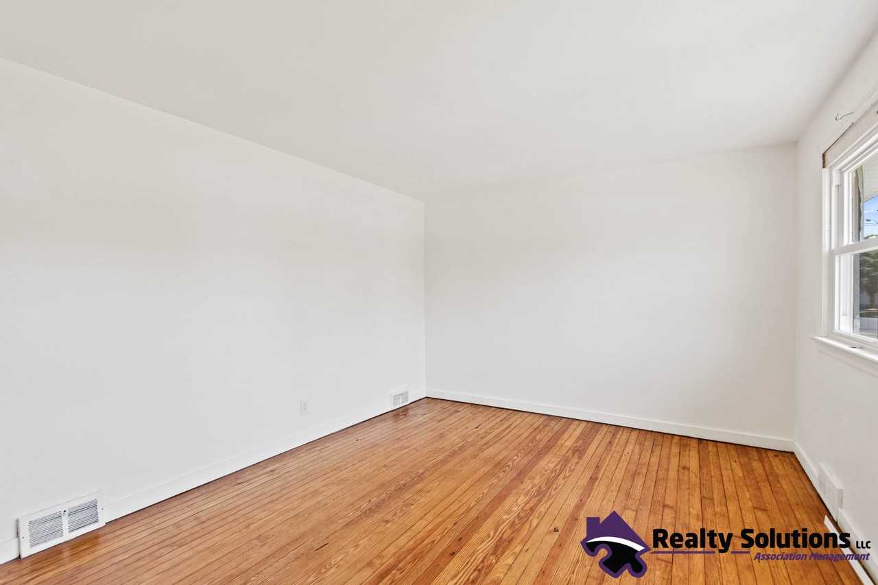 503 4th St #1 - Photo 7 of 19