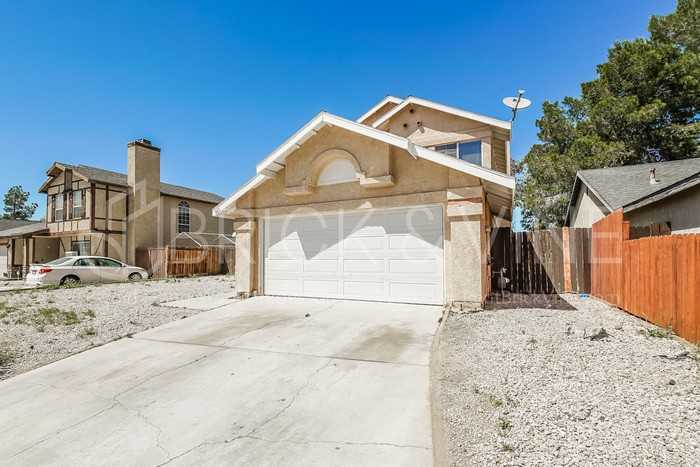 565 E Ivesbrook St - Photo 2 of 19