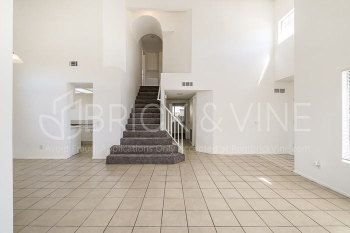 565 E Ivesbrook St - Photo 3 of 19