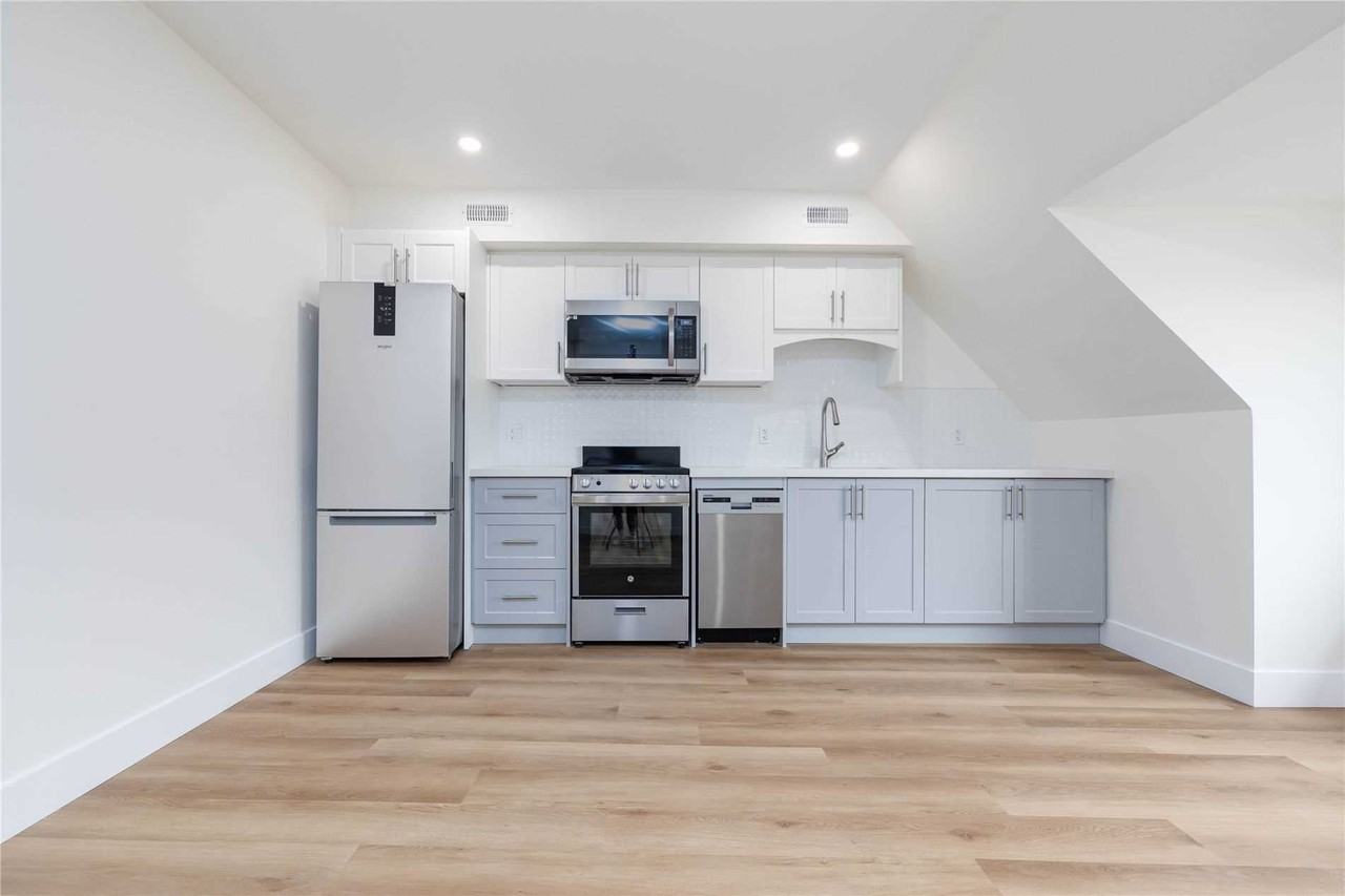 1502 Dufferin Street 3rd floor - Photo 3 of 8