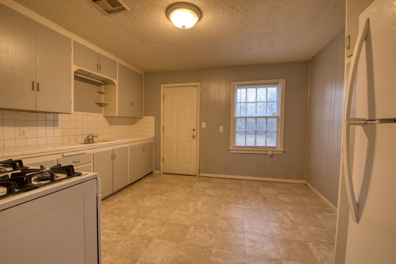 2212 Nw 31st St #1 - Photo 4 of 12