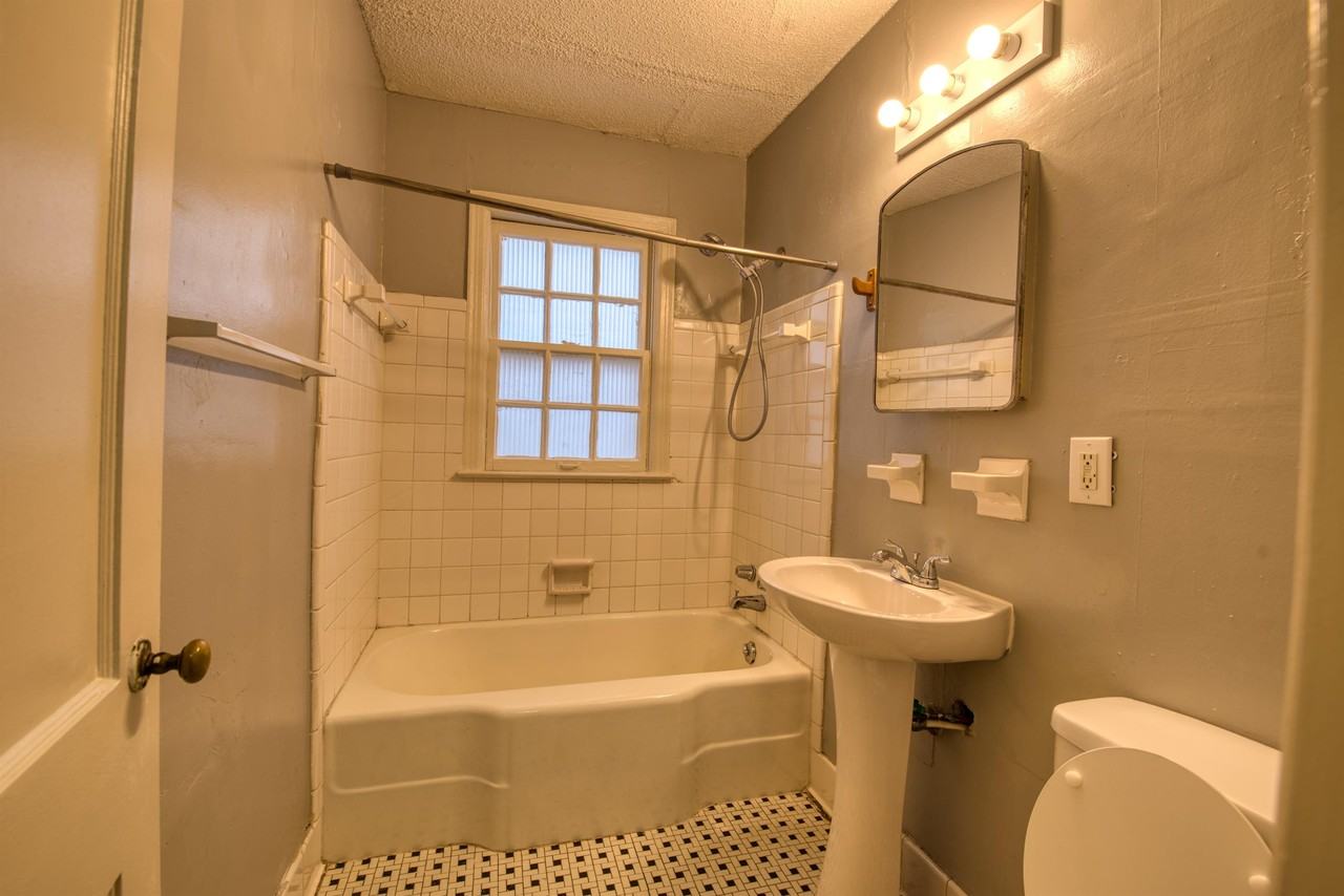 2212 Nw 31st St #1 - Photo 7 of 12