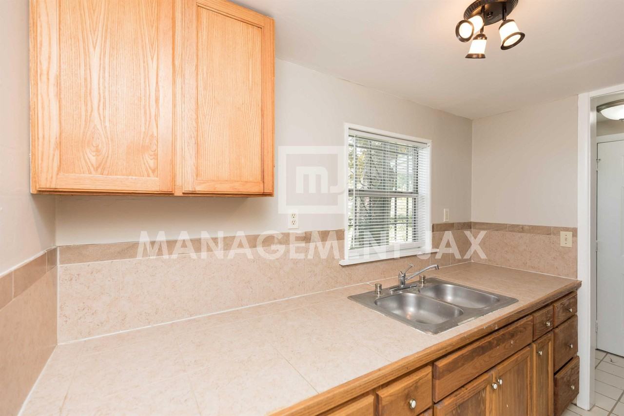 1458 Royal Court Ln #1 - Photo 4 of 18