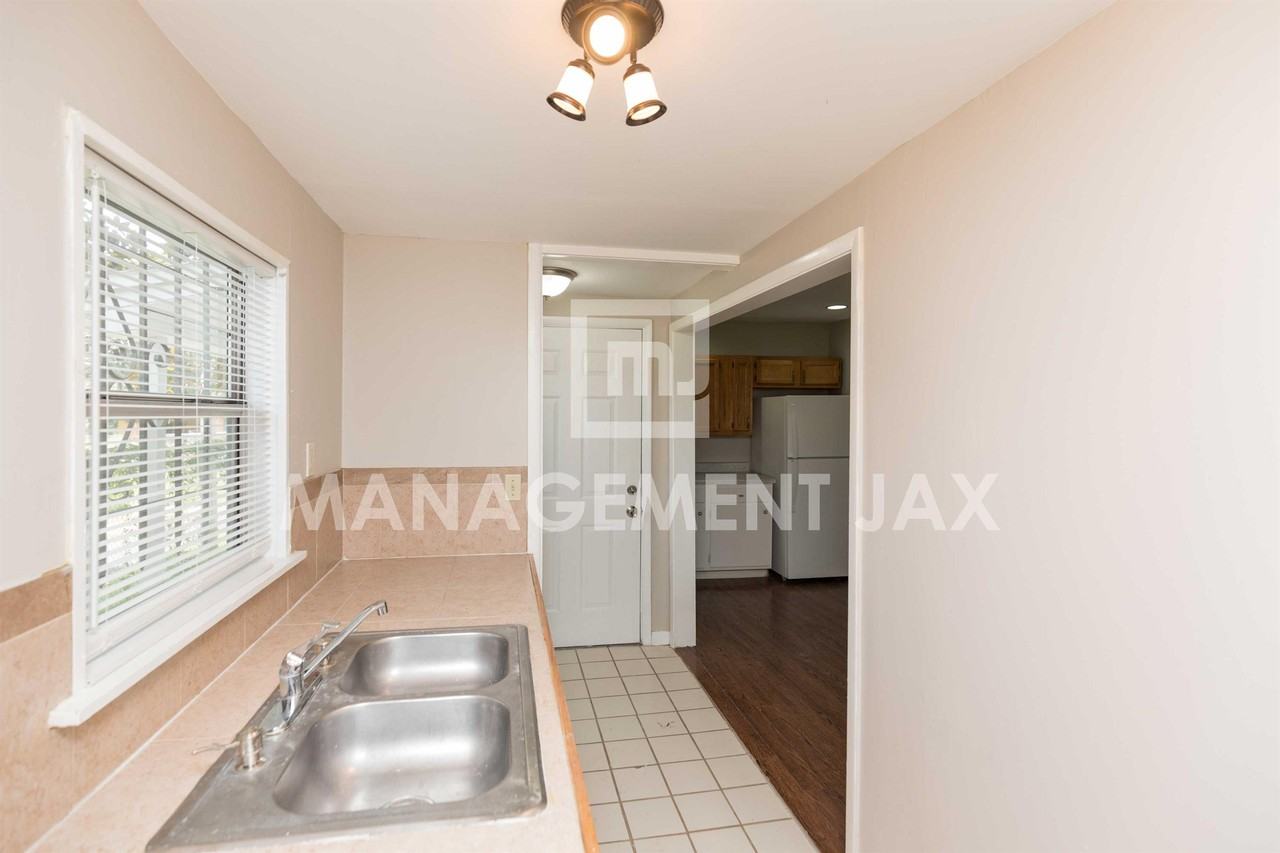 1458 Royal Court Ln #1 - Photo 5 of 18