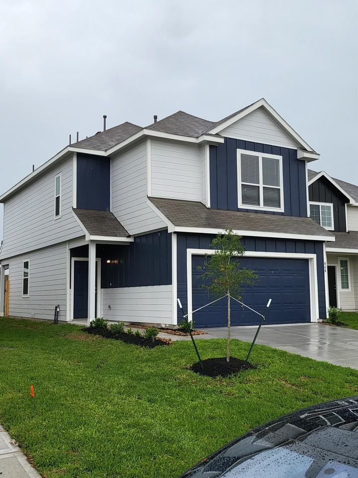 946 Grand Emperor Dr #1 - Photo 2 of 6