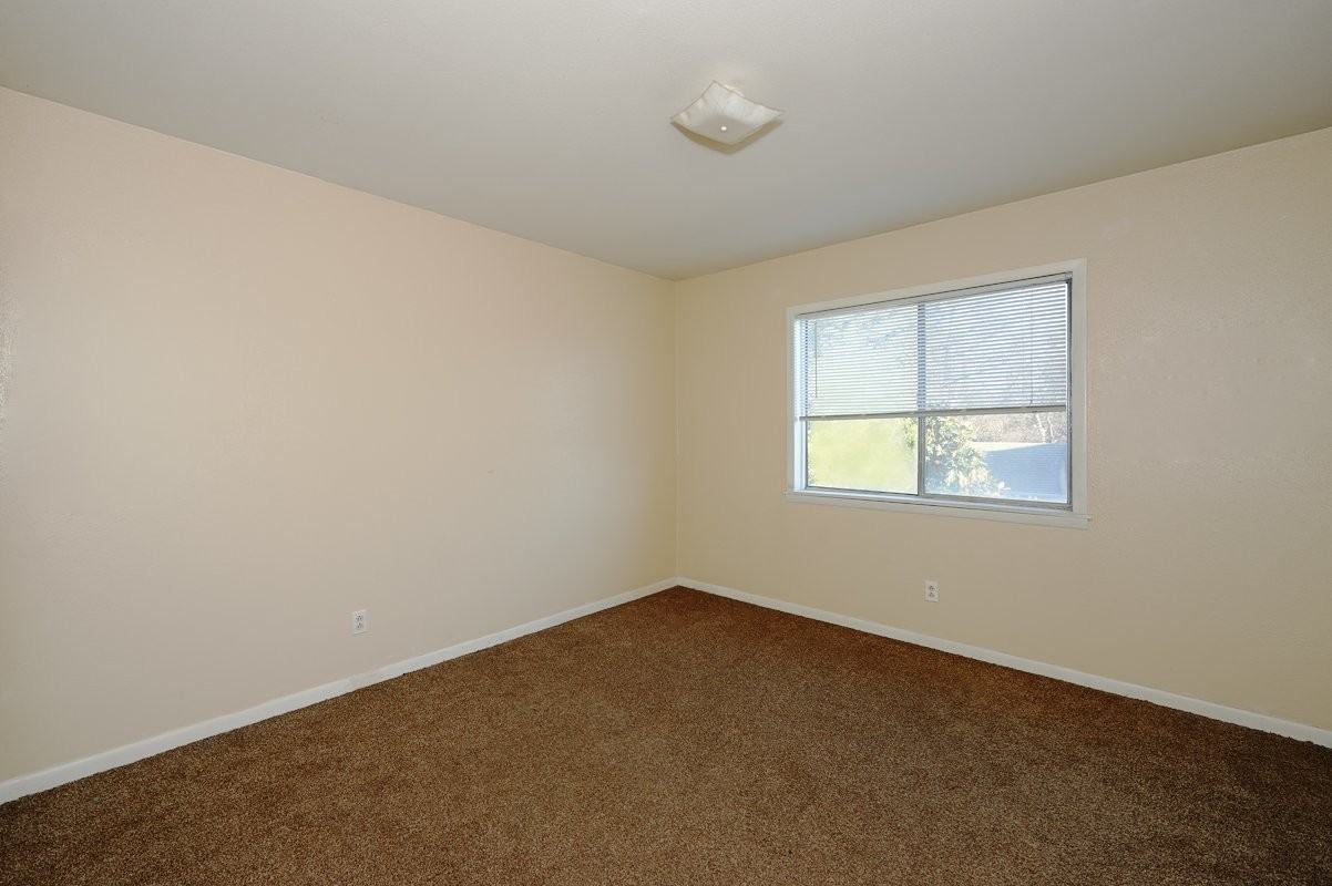 2414 Memorial Blvd #14 - Photo 6 of 7