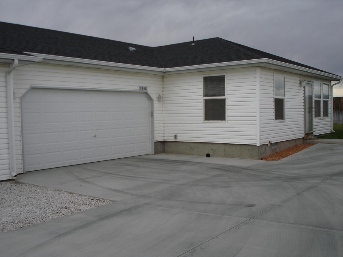 1338 Rockridge St - Photo 3 of 6