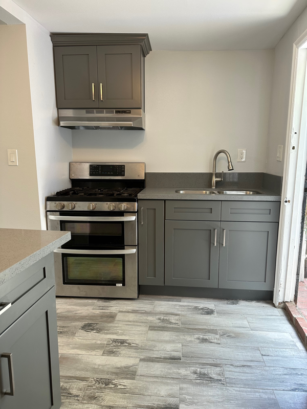 851 W 43rd Pl - Photo 3 of 9