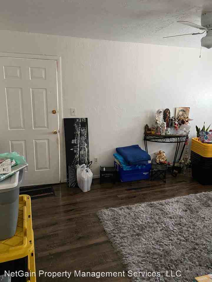 872 W 400 N - Photo 2 of 4