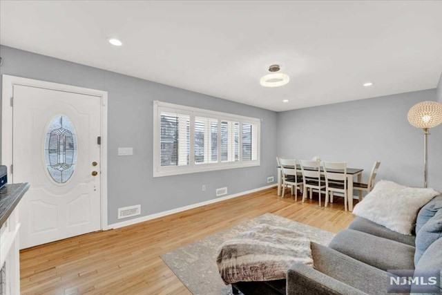 1026 Gillis Pl - Photo 2 of 20