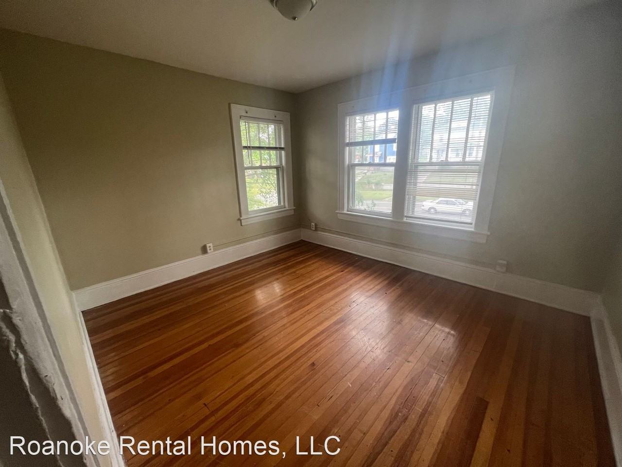 1822 Patterson Ave SW - Photo 3 of 7