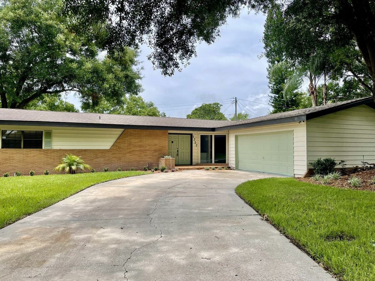 1727 Roanoke Ave - Photo 3 of 33