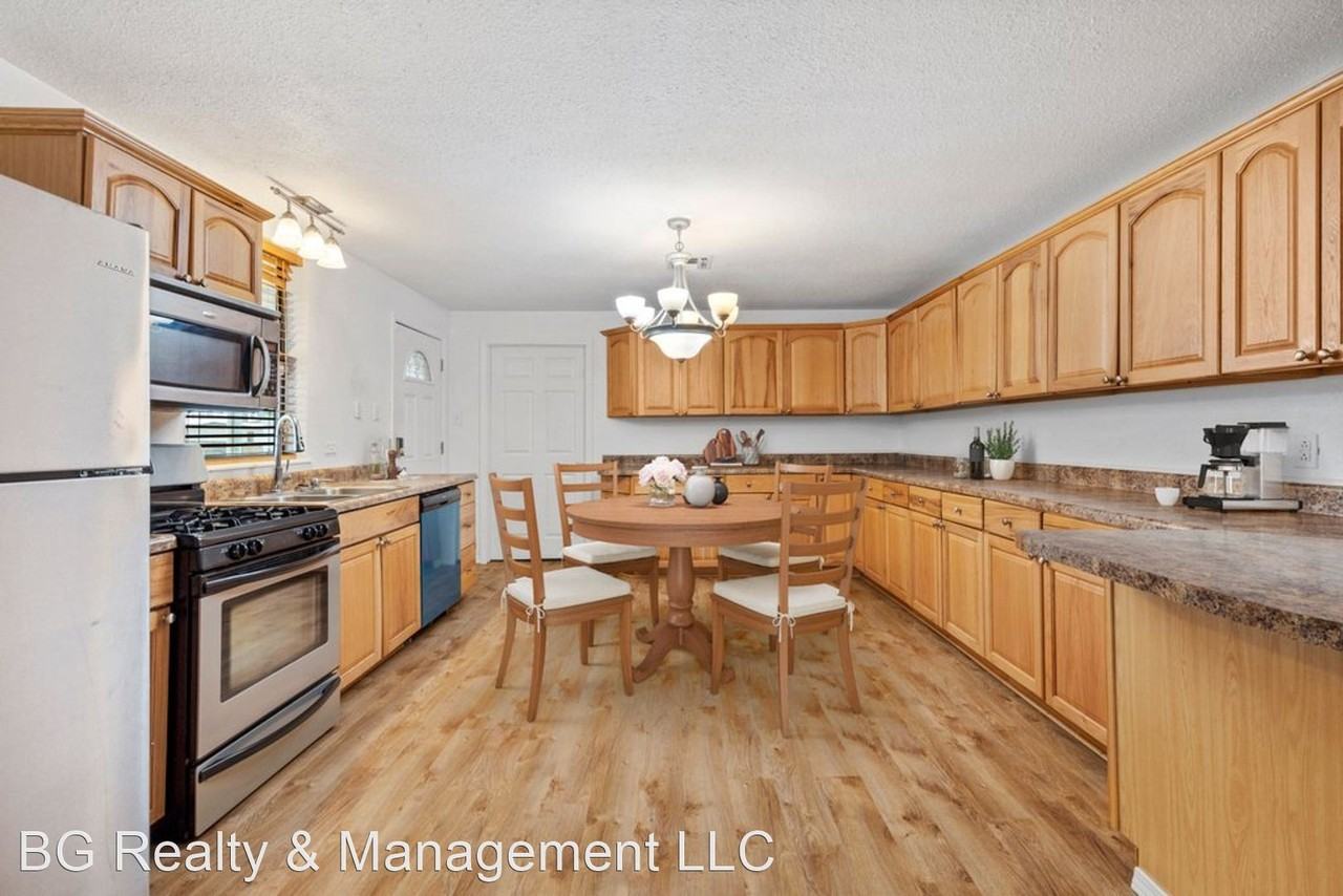1209 Grout St - Photo 3 of 12