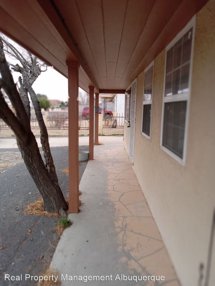 821 Hidalgo Cir Nw - Photo 2 of 10