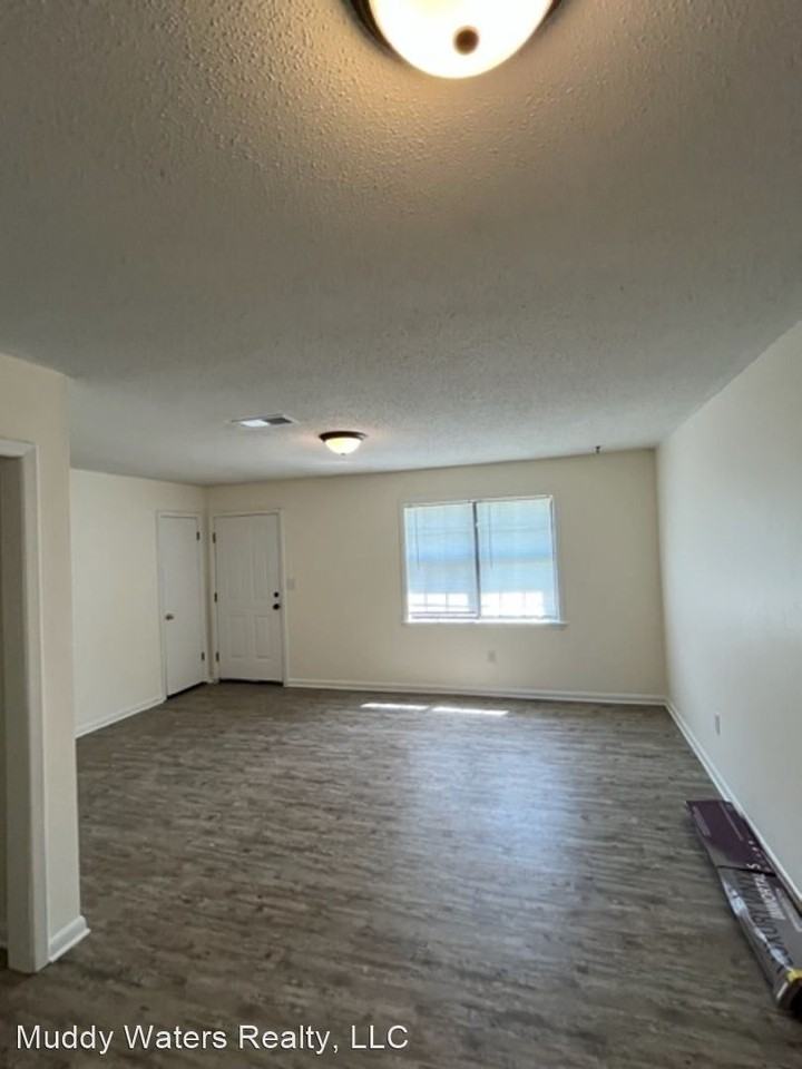 105 Matthews Dr - Photo 2 of 13