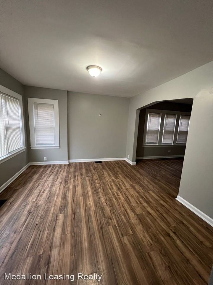 7312 S Oakley Ave - Photo 2 of 16