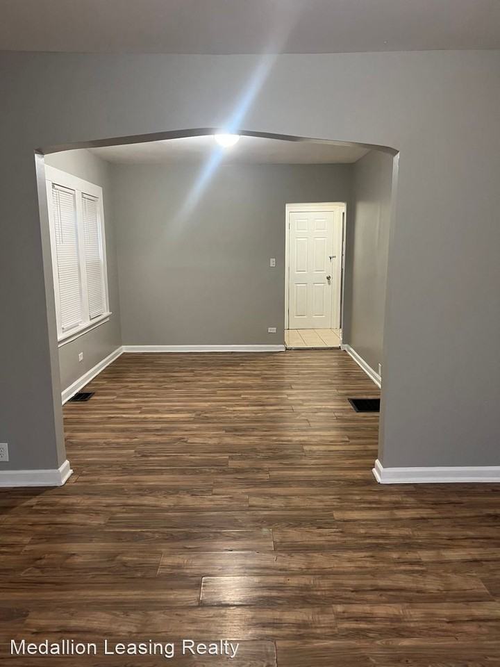 7312 S Oakley Ave - Photo 3 of 16
