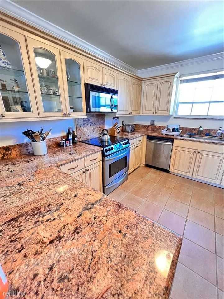 2810 Ne 30th St #E - Photo 3 of 15