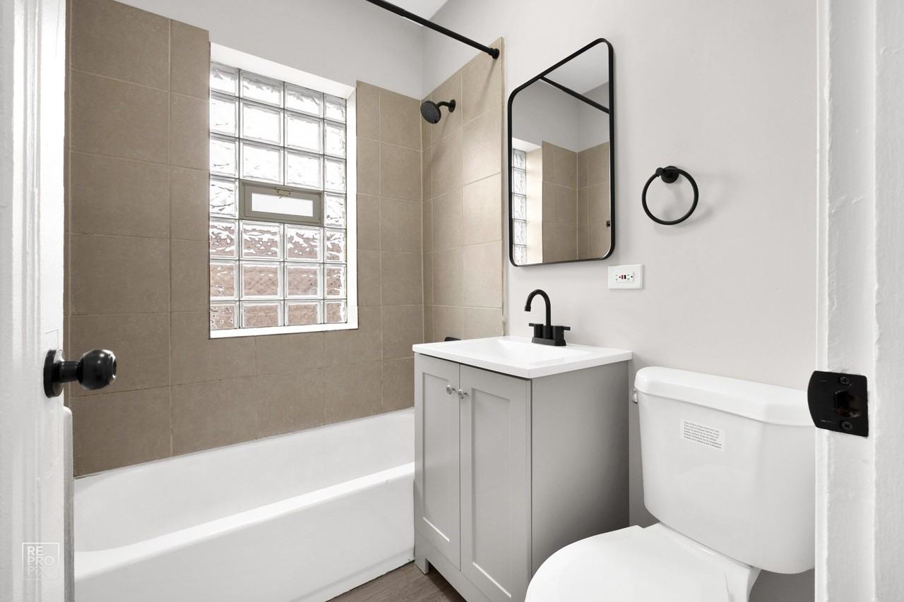 2610 N Laramie Ave - Photo 3 of 17