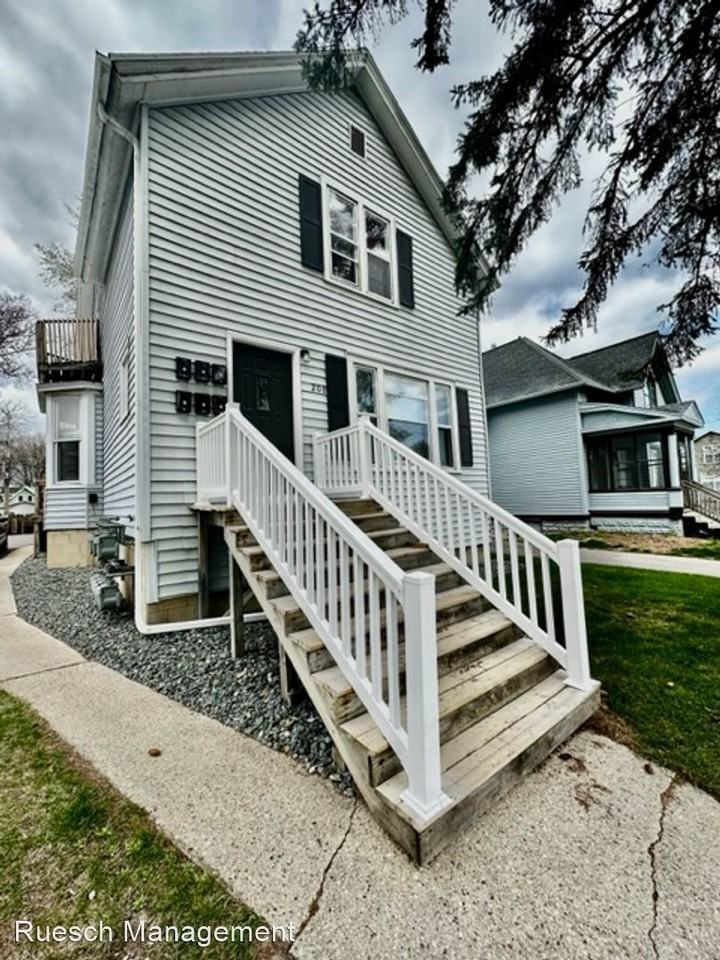 208 S Webster Ave - Photo 2 of 15