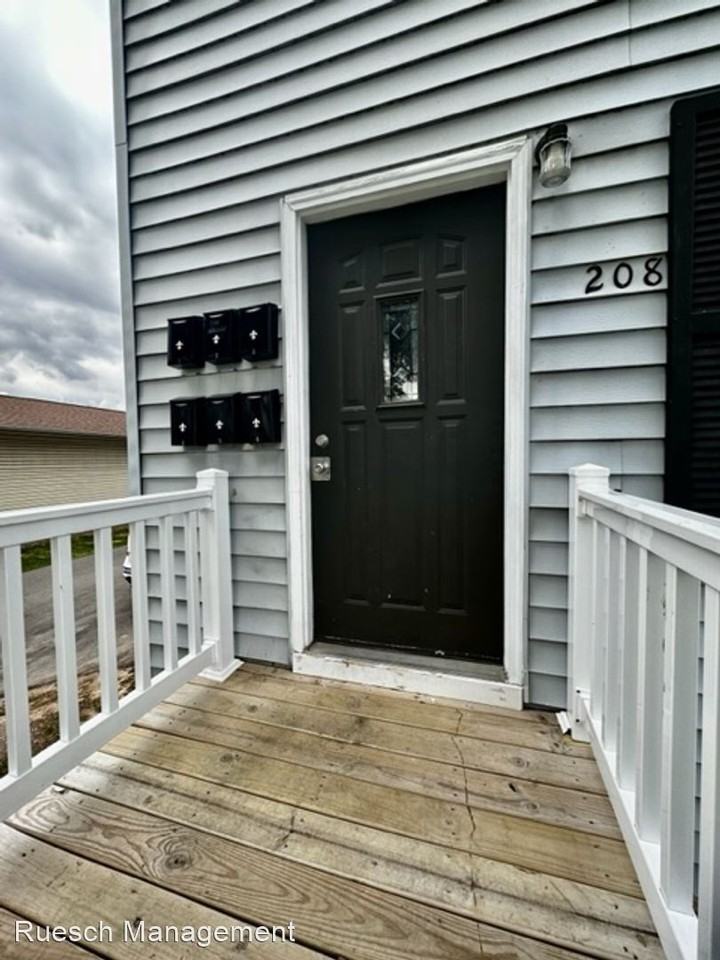 208 S Webster Ave - Photo 3 of 15