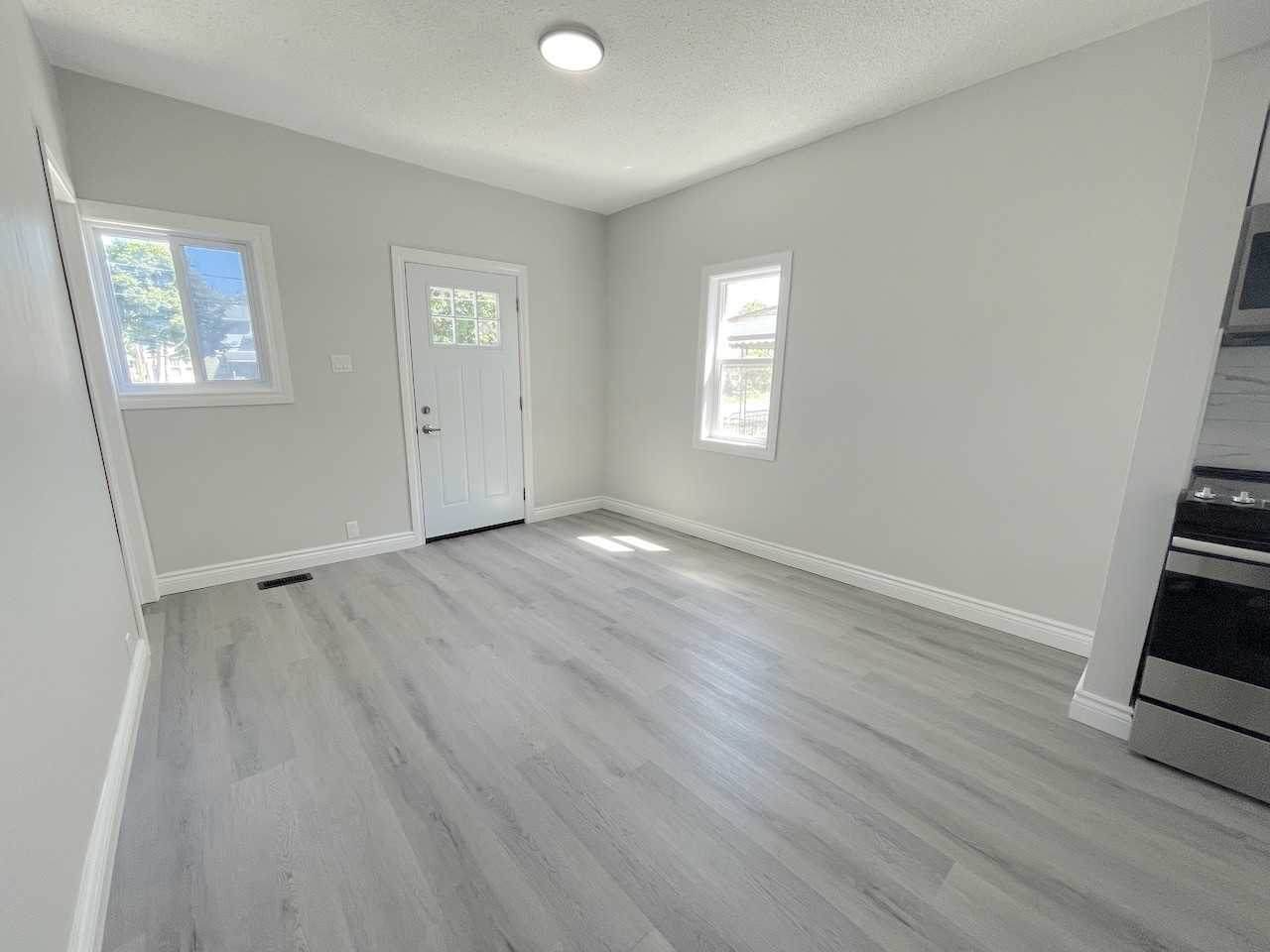 1089 Wellington Ave - Photo 2 of 17