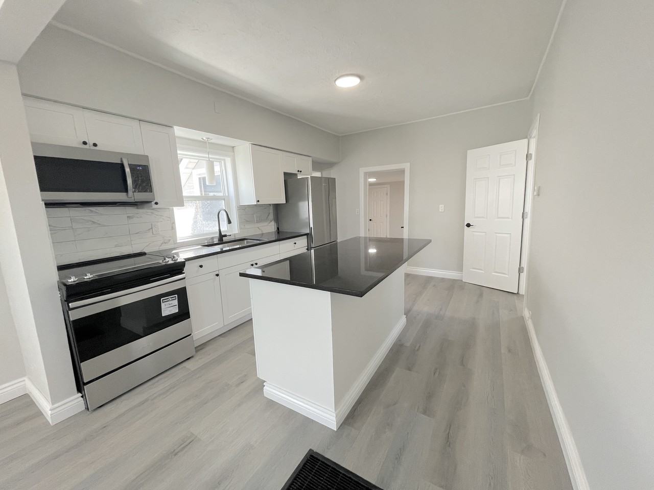 1089 Wellington Ave - Photo 3 of 17