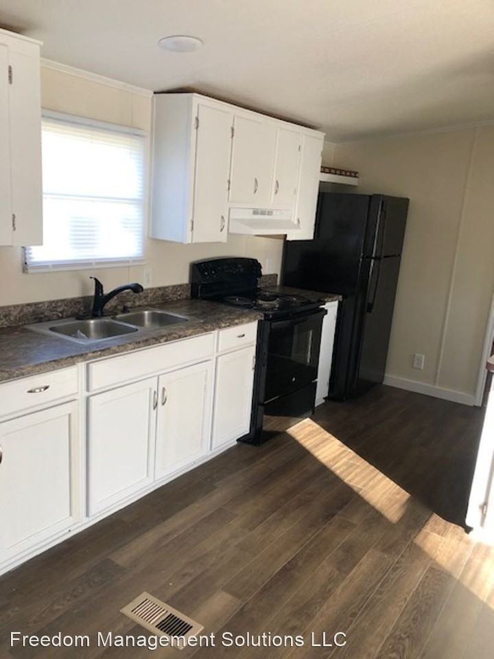 410  Vanda Drive - Photo 3 of 8